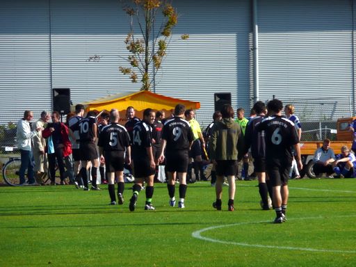 Vor dem Spiel auf dem nigelnagelneuen Platz Vor dem Spiel auf dem nigelnagelneuen Plat