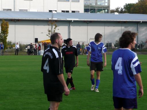 Basti Zapf (mitte) neben seinem Gegenspieler Basti Zapf (mitte) neben seinem Gegenspieler